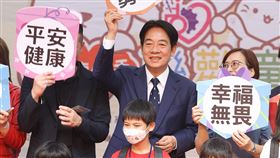 賴清德出席聯歡童樂會留影社團法人中華身心障礙者職業技藝協會11日在總統府南、北苑舉辦「大手牽小手 益童GIVE ME FIVE 聯歡童樂會」活動，副總統賴清德（後右2）下午出席同樂並留影。中央社記者謝佳璋攝  112年6月11日