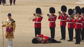 10日威廉王子率領官兵進行閱兵式閱兵式，沒想到過程中，有3人因為在30度高溫下穿著厚重軍裝昏倒，其中有一名長號手倒地後仍緊握樂器繼續吹奏，展現敬業精神。（圖／翻攝自YouTube／Guardian News）