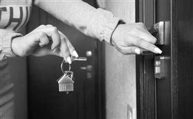 敲門　開門 （示意圖／pixabay）