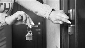 敲門　開門 （示意圖／pixabay）