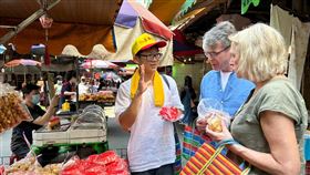 「少年阿公」方子維帶旅客逛菜市場（3）被稱為「少年阿公」的新農業斜槓文青方子維（前中）8年來累積帶過27個國家旅客到宜蘭逛菜場，他說，帶國際旅客的經驗讓他發現「越在地越國際」，原來很多平常常見的東西其實都跟國外有關。（方子維提供）中央社記者余曉涵傳真  112年6月11日