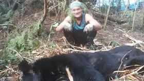 惡劣山老鼠盜伐兼獵殺黑熊吃下肚 手機與熊屍合照露餡(圖/翻攝畫面)