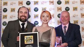 香水師安薛佛去年與藻美學生技有限公司共同推出「藻琴酒」，並在今年世界琴酒大賽打敗多國對手，奪下「特殊香料類別」冠軍。圖為安薛佛代表領獎畫面。（圖／翻攝藻美學臉書）