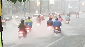 雨灌高雄！積水畫面曝　網：放豪雨假