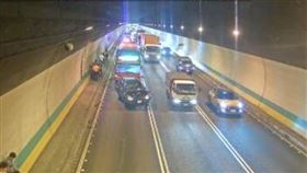 國道三號福德隧道發生追撞事故。（圖／取自1968）