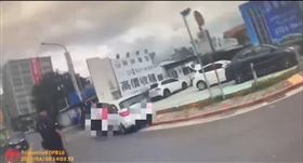 業者指控白色賓士車女駕駛衝撞她們。（圖／翻攝畫面）