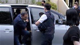 新北幼兒園疑餵藥案  侯友宜2度與家長座談新北市板橋區某私立幼兒園疑不當餵藥案持續延燒，新北市長侯友宜（左）11日再度與學生家長座談，侯友宜約在晚間6時許到場，經1個多小時，到8時許才離開。中央社記者王鴻國攝  112年6月11日