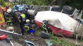 國3北上35K水泥車翻覆　司機脫困送醫不治