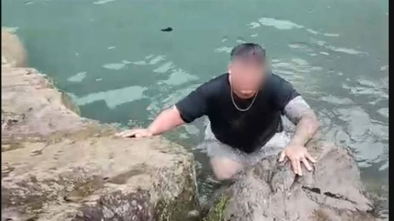 醉漢堅持下湍急大豹溪小便　險被沖走