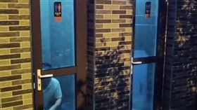 全被看光光！中國設置「透明公廁」超赤裸　清潔員無奈：已使用5個月（圖／翻攝自微薄）