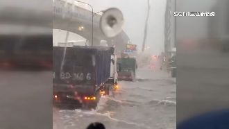 大雨灌高雄！樹倒路中央、馬路慘變泥流