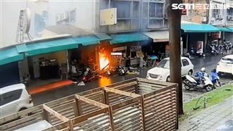 畫面曝光！機車撞進屏東小吃店　氣爆6傷