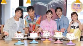 郭雪芙、范少勳、鍾承翰、蔡黃汝和唐振剛一起做蛋糕。（圖／記者楊澍攝影）