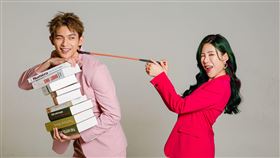 丹妮婊姐（右）跟林輝瑝主持節目。（圖／三立提供）