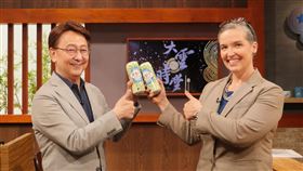 AIT孫曉雅接受李四端（左）訪問。（圖／MOMOTV提供）