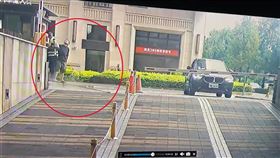 台中市北區，育祥街，建案工地，掉落鋼筋，差50公分砸中保全、住戶(圖／翻攝畫面)