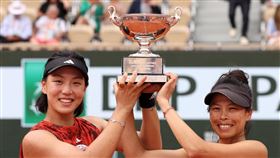 謝淑薇、王欣瑜勇奪法網公開賽女雙冠軍。（圖／翻攝自謝淑薇臉書）