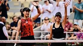 謝淑薇、王欣瑜勇奪法網公開賽女雙冠軍。（圖／翻攝自謝淑薇臉書）