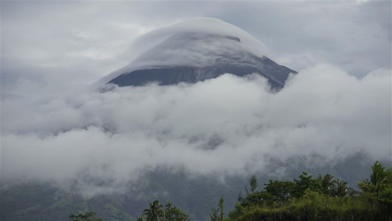 菲律賓火山噴熔岩　逾萬人緊急撤離