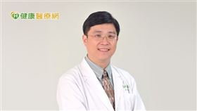 傅嘉祥醫師表示，慢性鼻竇炎常見症狀包含鼻塞、嗅覺下降、流膿鼻涕、鼻涕倒流、慢性咳嗽、頭痛或臉部脹痛等症狀