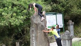 女山友竟然爬上玉山登山口3公尺高的石碑挨轟，玉管處回應了。（圖／翻攝自臉書登山通報站）
