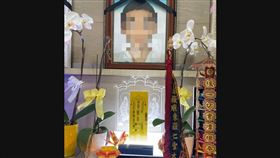 宜蘭東嶽廟，鎮殿黑令旗，東嶽大帝，擲筊1聖筊，陰間催命符，5億高中生，靈堂(圖／民眾提供)