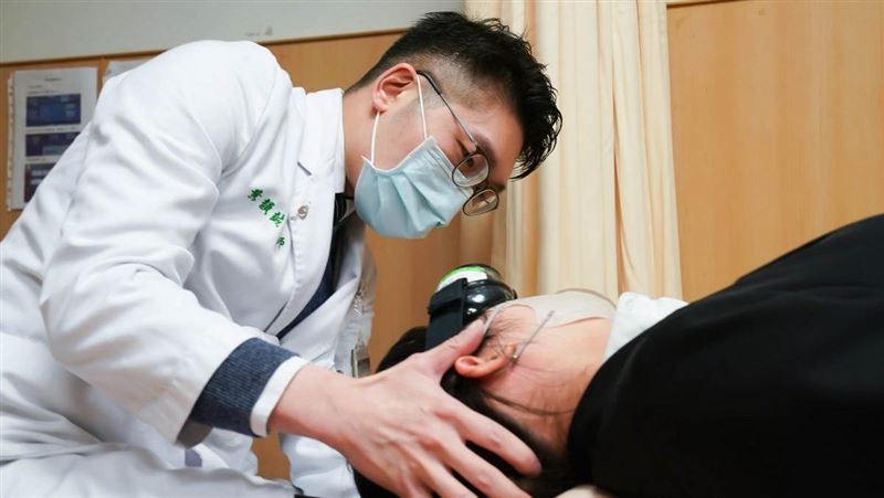 懸吊健身25歲女想吐　竟是「這個」脫位了