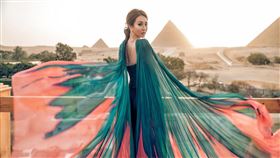 薔薔飛往埃及拍攝時尚大片。（圖／翻攝自薔薔臉書）