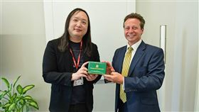 數位發展部部長唐鳳率團出訪英國，於當地時間12日拜會英國商業貿易部副部長何德森。（圖／數位部提供) 