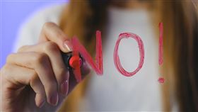 一名已婚的王姓前上校情報參謀官，3年前在軍事情報學校擔任教官期間，涉嫌在校外車內擁抱及親吻女同事，女同事不甘受辱提出申訴，軍事情報局認定王男性騷擾，記大過1次處分，王男不服對此提告，台北高等行政法院認定軍方懲處無不當，裁定王男敗訴。仍可上訴。