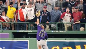 ▲瓊斯（Nolan Jones）沒收戴佛斯（Rafael Devers）超前2分砲。（圖／美聯社／達志影像）