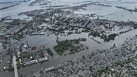 在烏克蘭南部卡科夫卡水壩（Kakhovka Dam）坍塌潰堤引起環境災難。（圖／美聯社／達志影像）