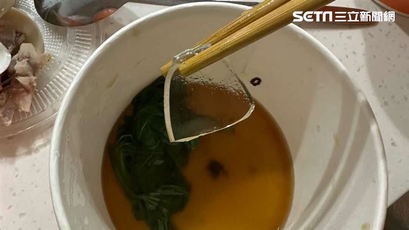 獨／燙青菜竟藏「大塊碎玻璃」　女客嚇壞