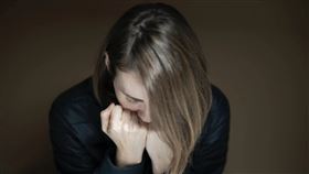 新竹某高中一名女學生與男友發生關係後懷孕且墮胎，校方得知後安排她接受心理輔導，不料女學生的劉姓男班導師竟以此事威脅她：「妳不答應我，我就把妳拿掉孩子的事情告訴全班，讓妳更丟臉」，多次逼迫女學生發生性關係，事件被揭發後，劉男一審遭判刑3年10月，二審因賠償取得和解，改判有期徒刑1年10月、緩刑5年，緩刑期間內交付保護管束，且需遠離女學生住處、工作場所最少150公尺。可上訴。