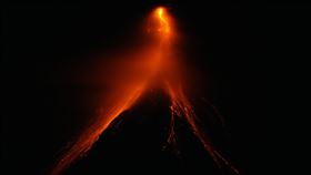 菲律賓馬永火山噴出熔岩毒氣 逾萬人數月無法返家（圖／美聯社／達志影像）