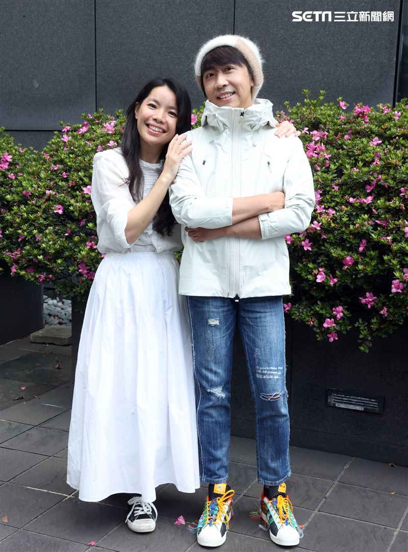 深白色二人組三立新聞網專訪。（圖/記者邱榮吉攝影）