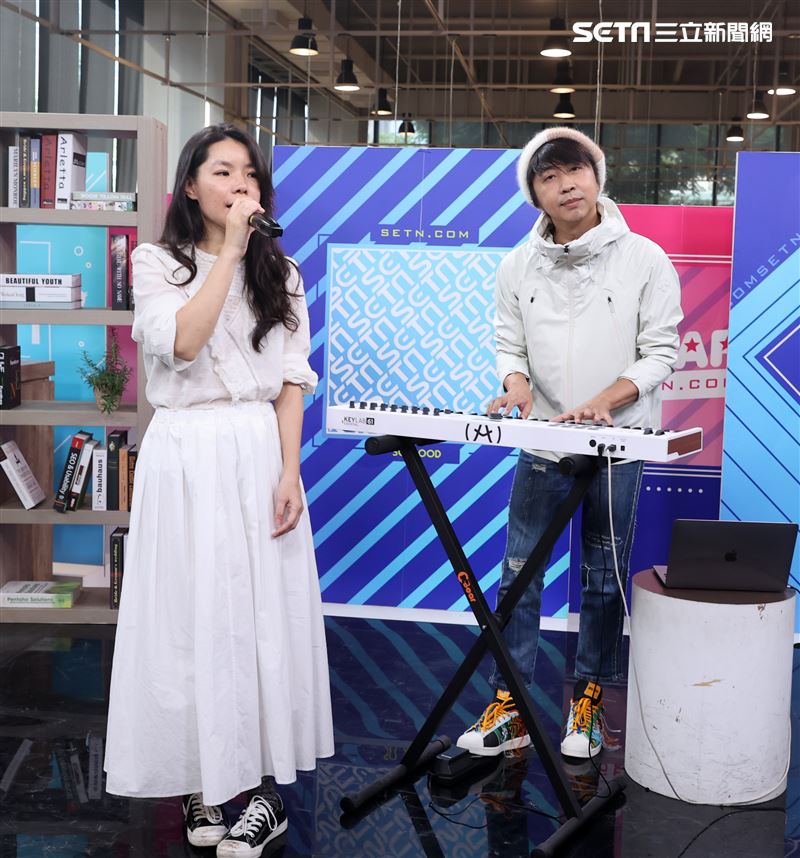 深白色二人組三立新聞網專訪。（圖/記者邱榮吉攝影）