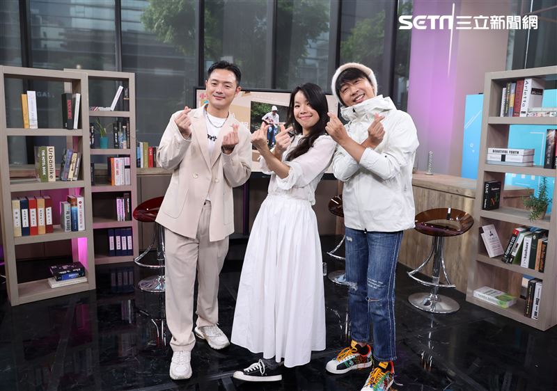 深白色二人組三立新聞網專訪。（圖/記者邱榮吉攝影）
