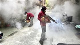 高雄本土登革熱案例增  加強環境消毒（1）高雄市前鎮區爆發本土登革熱疫情，自6日公布指標個案起，至今已累積10例確診，研判為同一波社區群聚感染。圖為防疫人員13日在前鎮區瑞崗里周邊噴藥消毒。中央社記者董俊志攝  111年9月13日