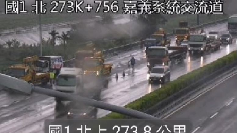國1嘉義段5車連撞！恢復通車了