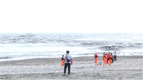 花蓮縣花蓮溪出海口今天(13日)下午1時許發生一起離奇意外，1名男子扛著腳踏車跨越河床時突遭大浪捲走，附近釣客目擊立即報警求援，警消和岸巡已派遣船艇與救難人員到場搜救，但尚未尋獲失蹤男子。