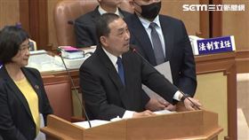 侯友宜議會專案報告，民進黨議員舉牌抗議