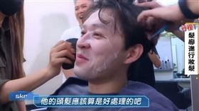 李子森上髮廊。（圖／民視提供）