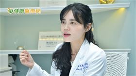 辰星皮膚專科診所陳逸懃醫師提醒，慢性蕁麻疹患者須長期服用抗組織胺藥物，除考量用藥安全性外，若持續治療改善狀況不佳時，應及時與醫師諮詢了解用藥狀況，進一步控制病情。