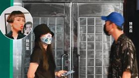 ▲6/9 03：42 魏如萱（左）與陳昊森（右）發現跟拍後，僵在路邊商討對策，最後才決定讓女方先行離去避避風頭。（圖／鏡週刊提供）