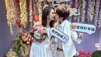 鄭靚歆和女友登記結婚了！媽穿透視裝見證