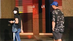 6/9 03：43 已經明顯有鬼的魏如萱與陳昊森，掃興到決定先行解散，不過之後似乎仍沒放棄。（圖／鏡週刊提供）