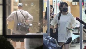 ▲吳東震進家門前先去大廳櫃台領取包裹。（圖／本刊攝影組）