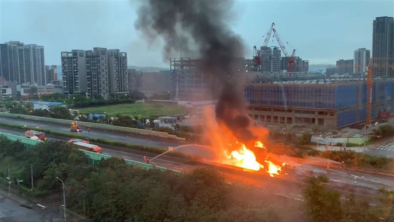 聯結車載「松香水」國1自撞　狂燒畫面曝