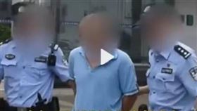 男「戴手腳銬領」領證結婚　第一次見孩子淚崩…背後故事藏洋蔥（圖／翻攝自微博）